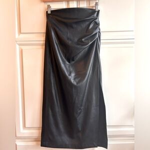 🖤 On-Trend FW2025🖤
Zara- Hi-waisted faux leather, gathered detail, Hi Slit, NWT